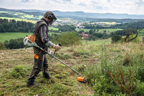 Przejdź do produktu STIHL FS 235 Kosa spalinowa o mocy 1.50 kW/2.10 KM, silnik 2-MIX